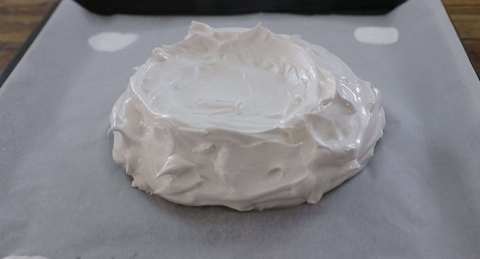 merinue pavlova before baking