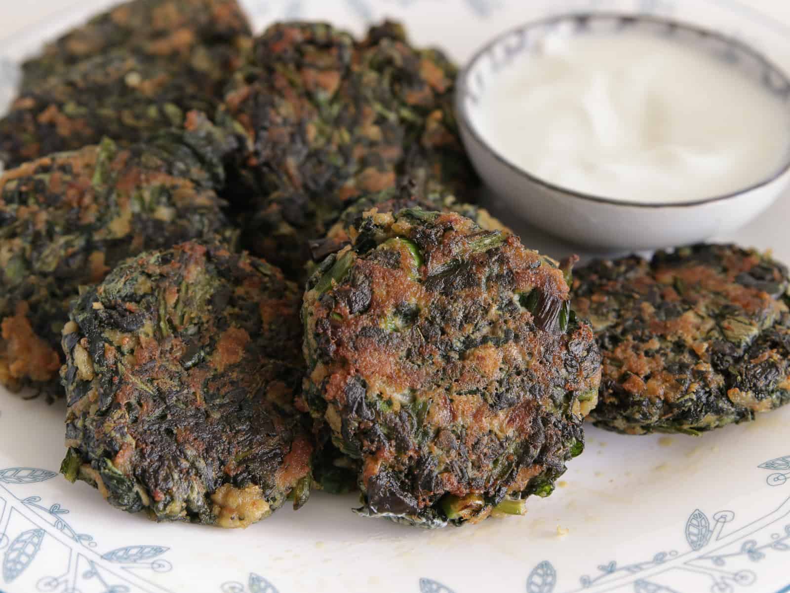 spinach patties with yogurt