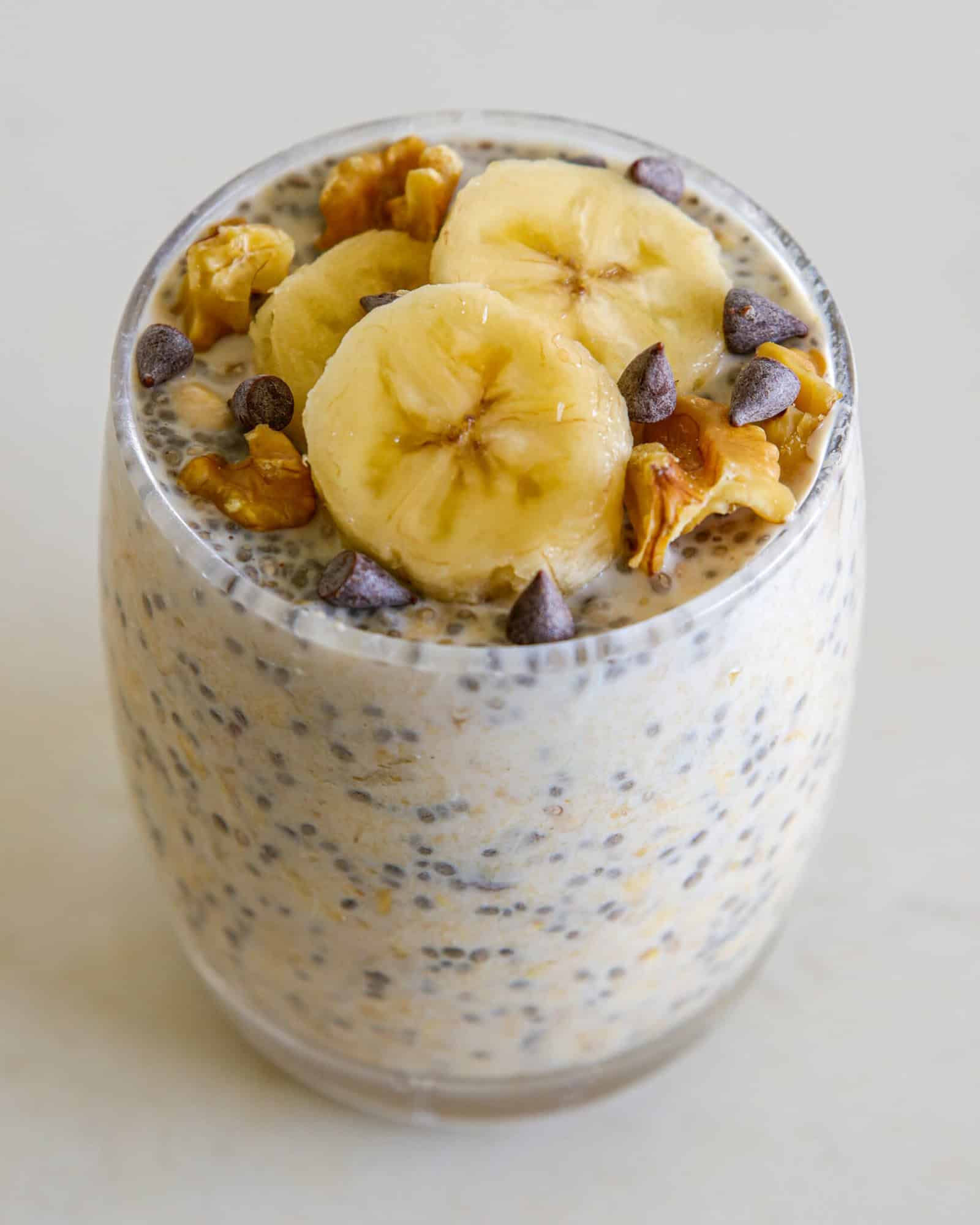 overnight oats with bananas, walnuts and chocolate chips. chunky monkey overnight oats