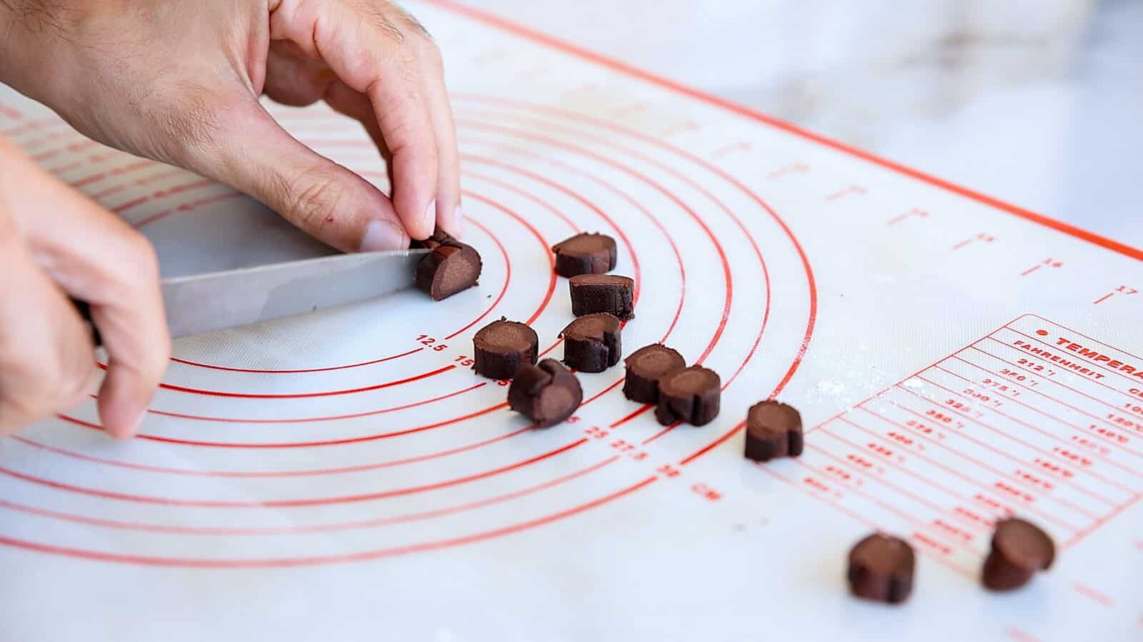 Take the dough from the freezer and cut it into 5 mm portions.