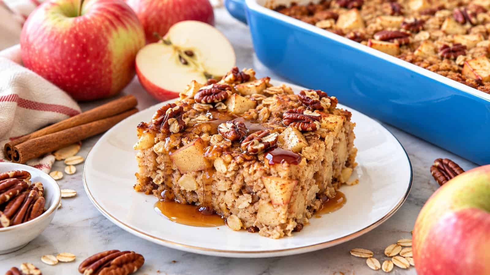 Cinnamon Apple Baked Oatmeal (Easy Recipe)